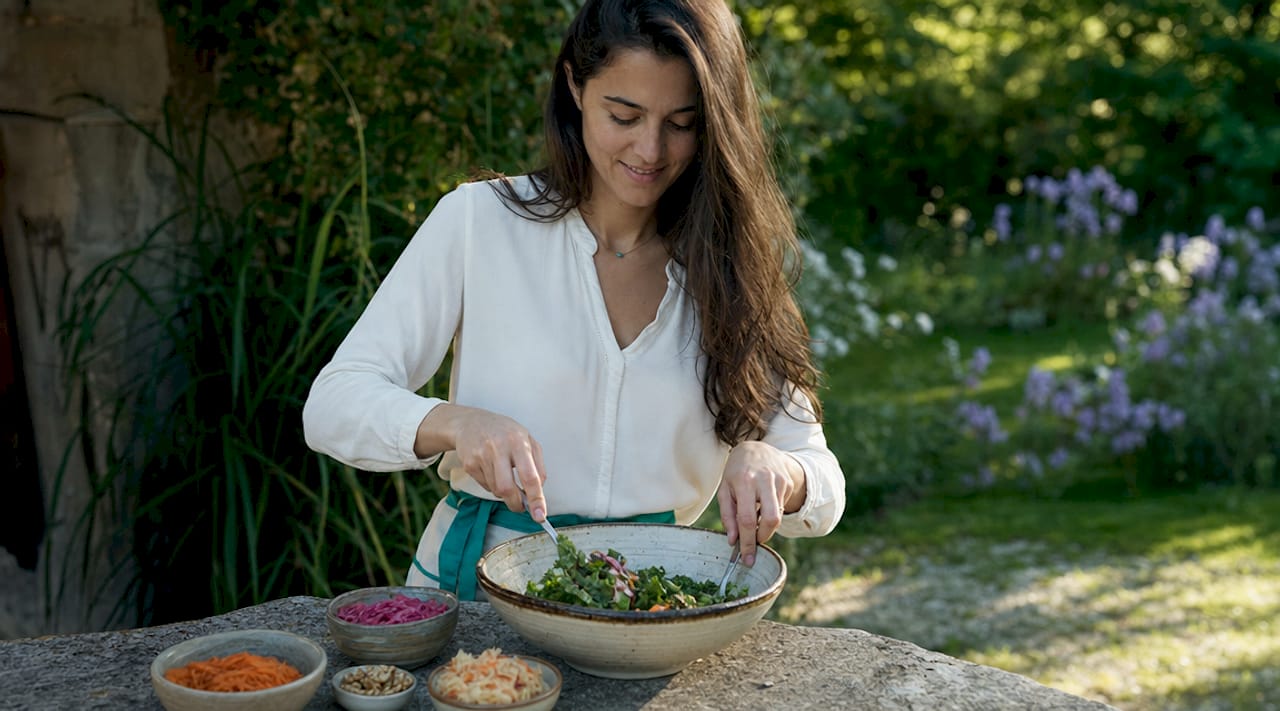 Cum să prepari o salată gustoasă care îți ajută flora intestinală