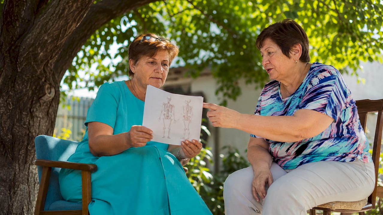 Consultație medicală pentru o femeie aflată la menopauză, cu suspiciune de osteoporoză.