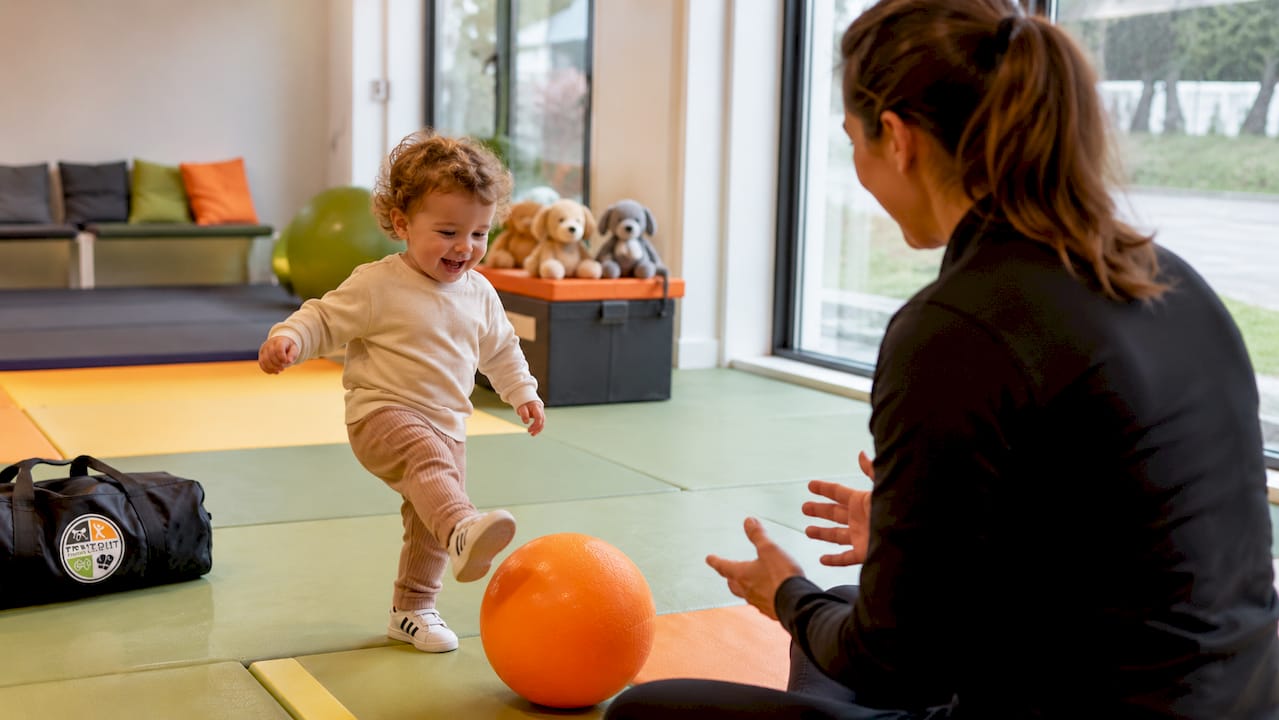 Samen met je peuter lekker bewegen in de gymzaal: klauteren, spelen en ontdekken, terwijl je samen plezier hebt en je kind motorisch uitdaagt.