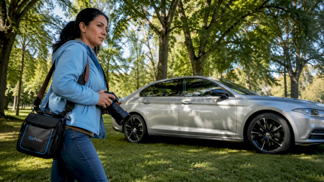 Venditore che fotografa l'esterno dell'auto all'aperto
