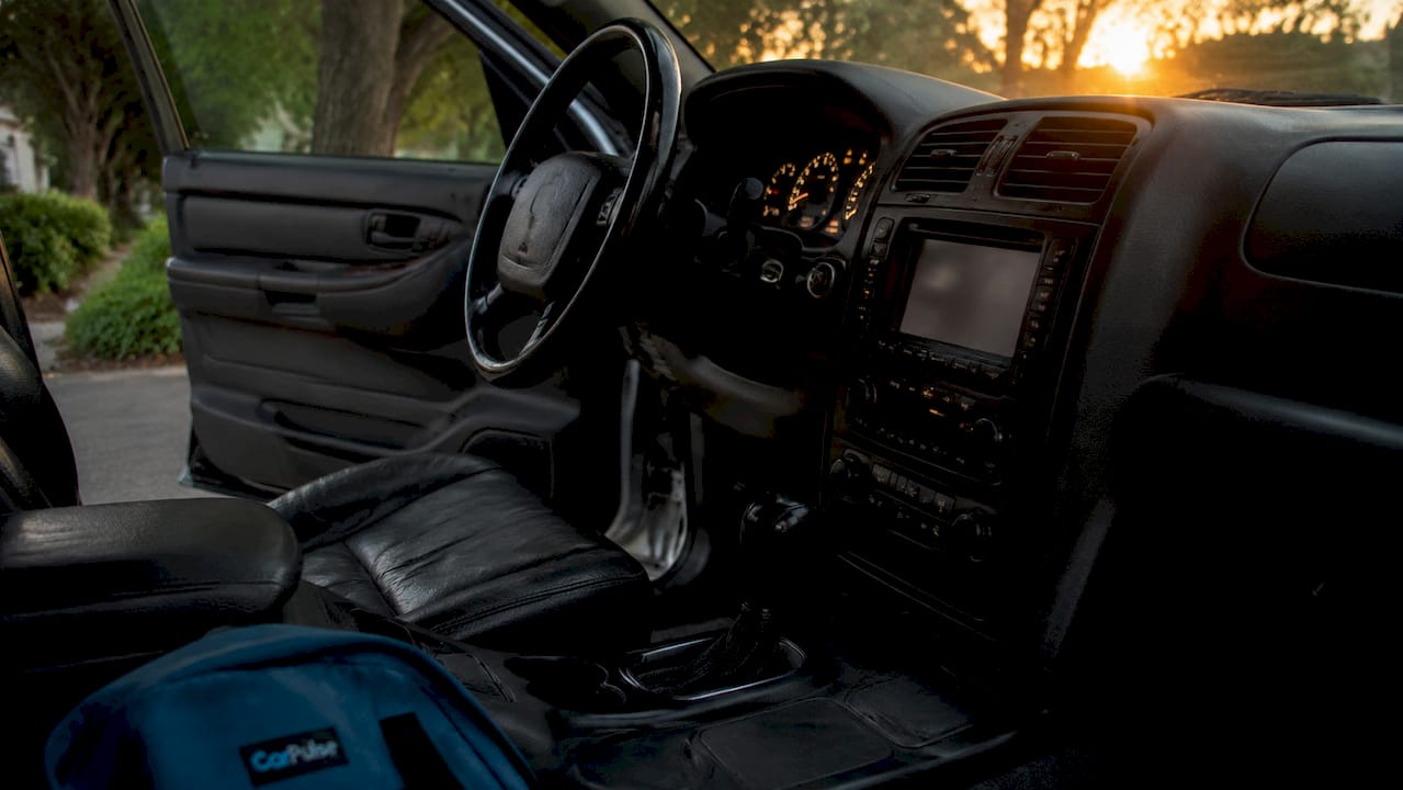 Primo piano del contachilometri dell'auto e degli strumenti del cruscotto