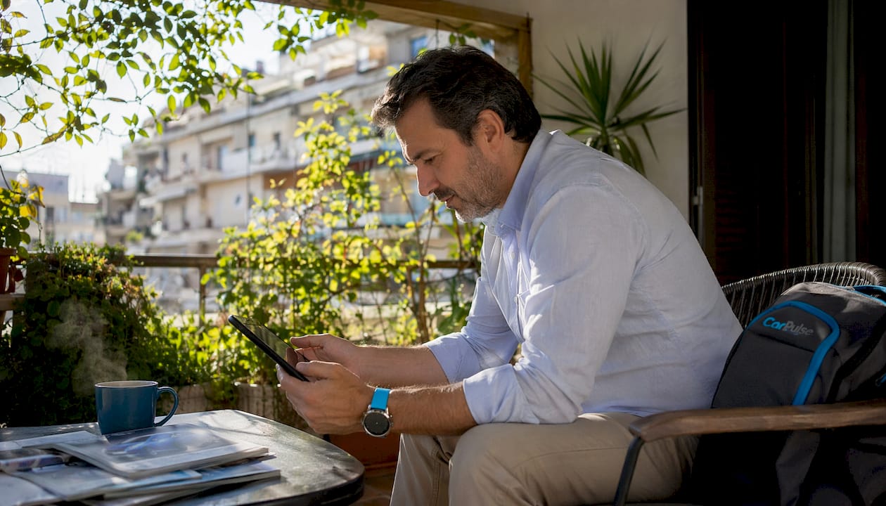 Njeri që shfleton automjete në një tablet në shtëpi
