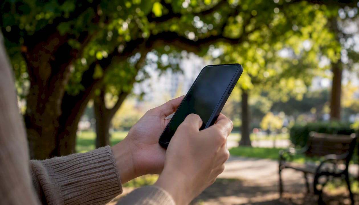 Duart mbajnë telefonin duke shkruar titullin e njoftimit të makinës