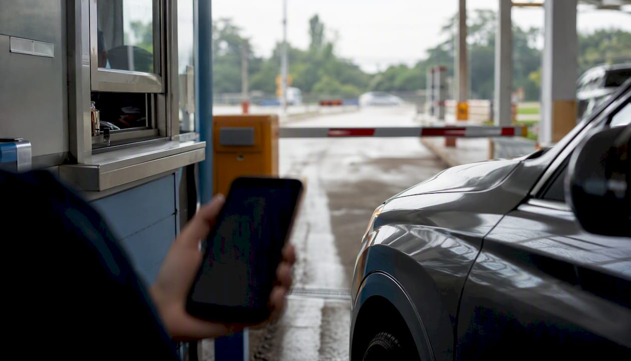 Pjesa e përparme e automjetit pranë pikës së kontrollit doganor me telefonin