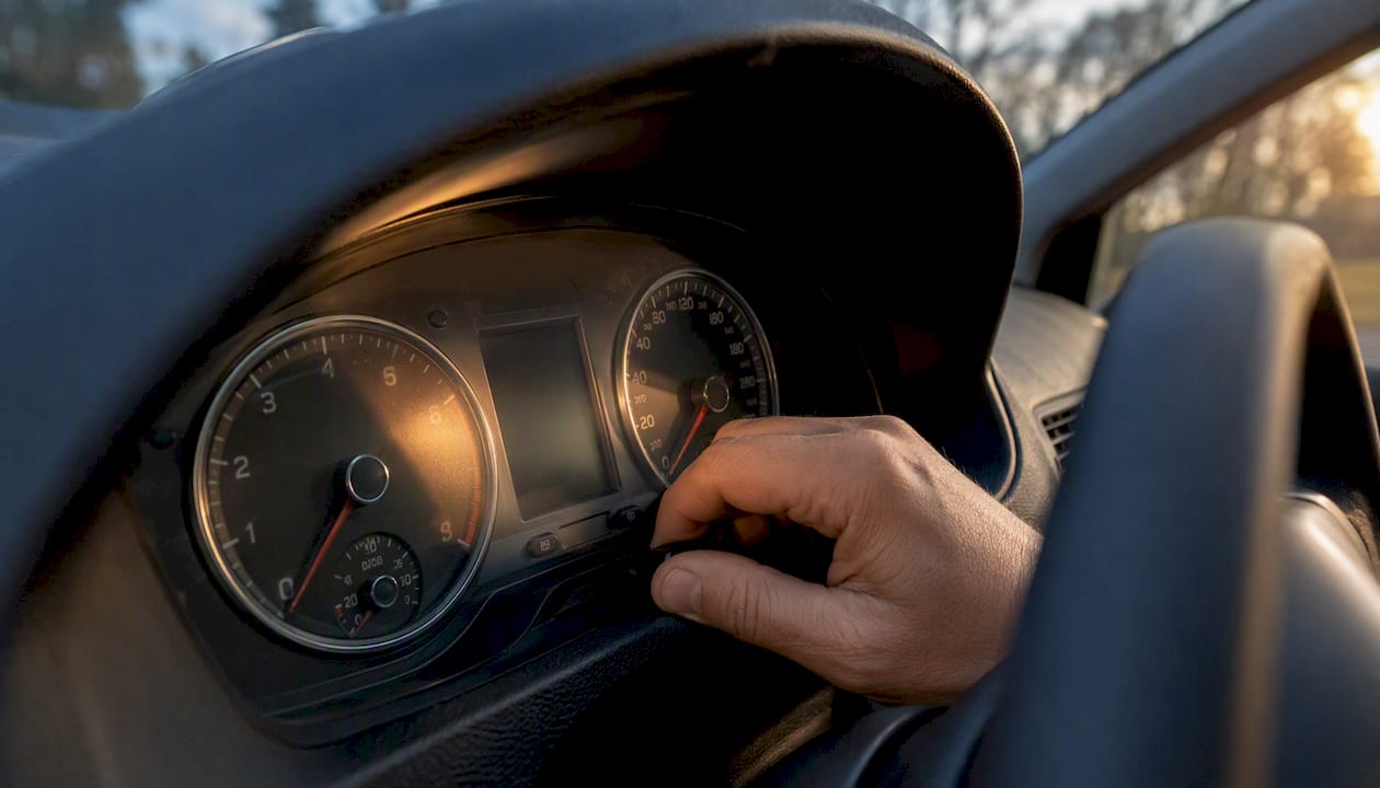 Dora që rregullon odometrin në panelin e automjetit