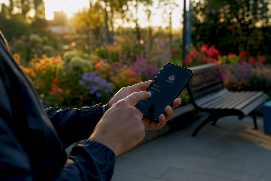 Mani che aggiornano il profilo venditore sul telefono