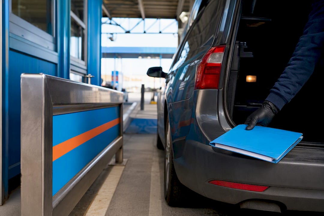 Dosja doganore pranë një automobili të importuar