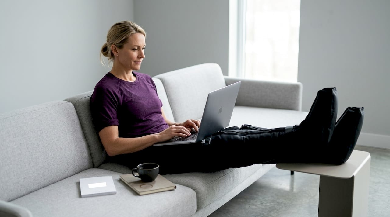 Une femme porte ses bas de contention au travail