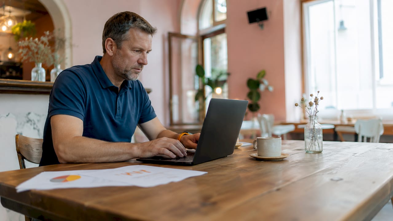 Ein Mann macht sich am Laptop Notizen zum Thema SEO.