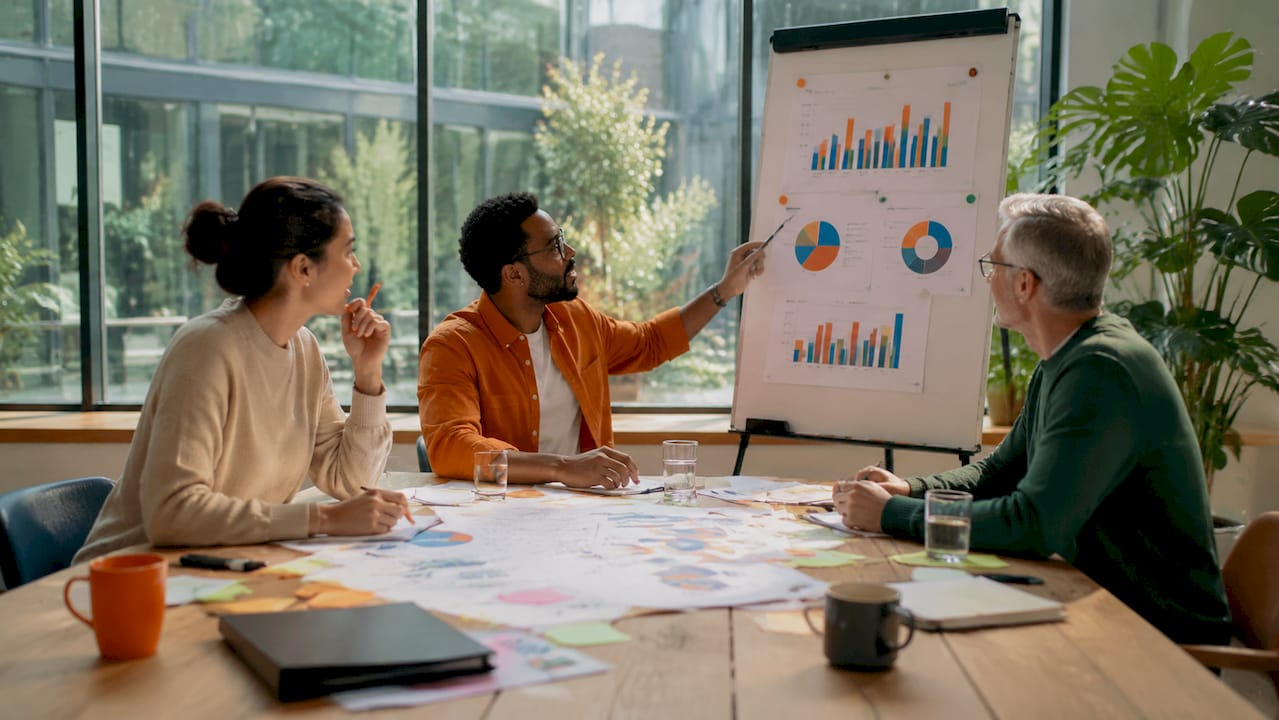 Unser Team entwickelt gemeinsam ein detailliertes Kundenprofil, das speziell auf die Anforderungen der B2B-Werbung zugeschnitten ist.