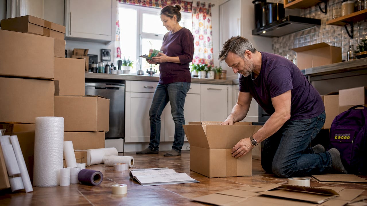 Couple packing with removal kit supplies at home