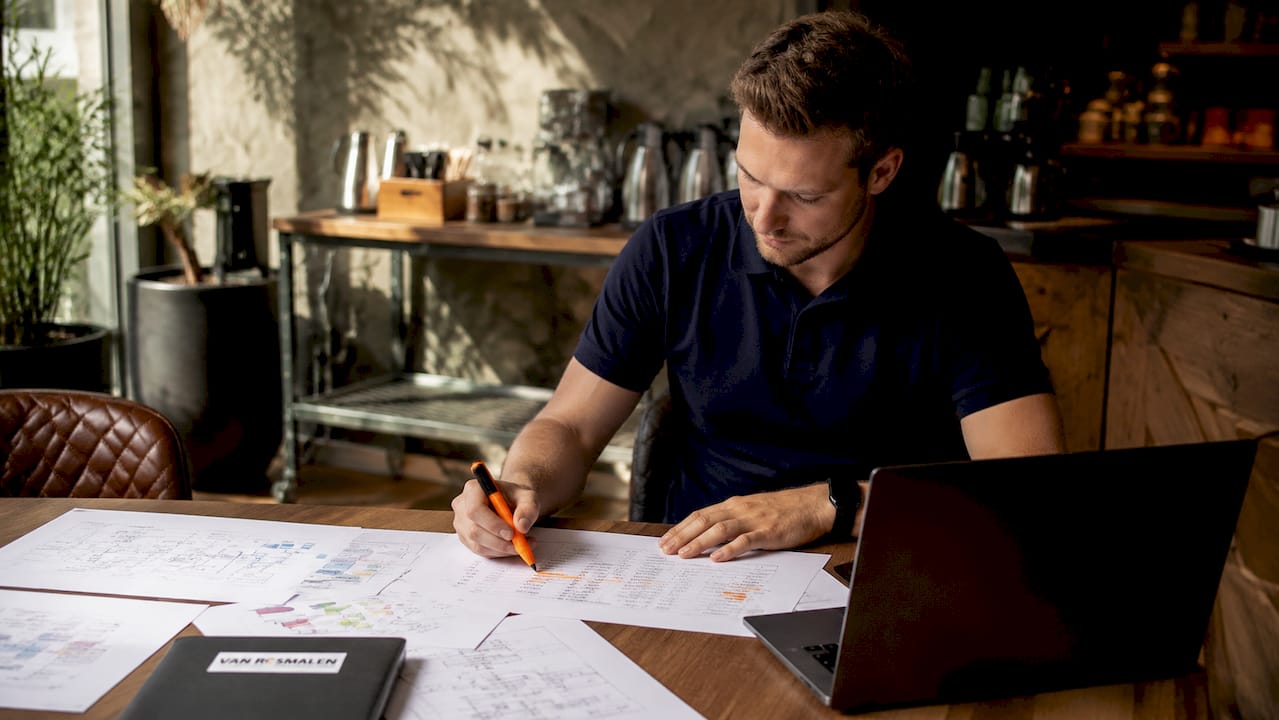 IT-consultant bekijkt en evalueert procesdocumentatie