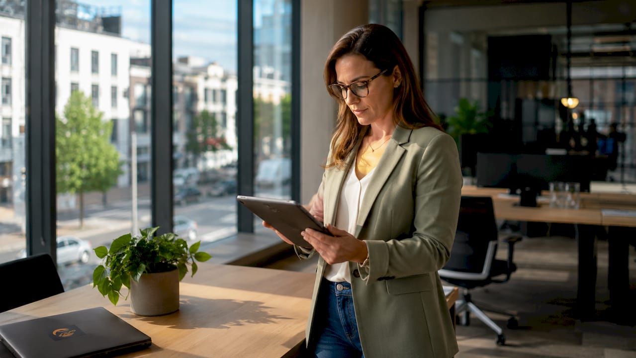 Vrouw aan het werk met een tablet op het kantoor van een mkb-bedrijf