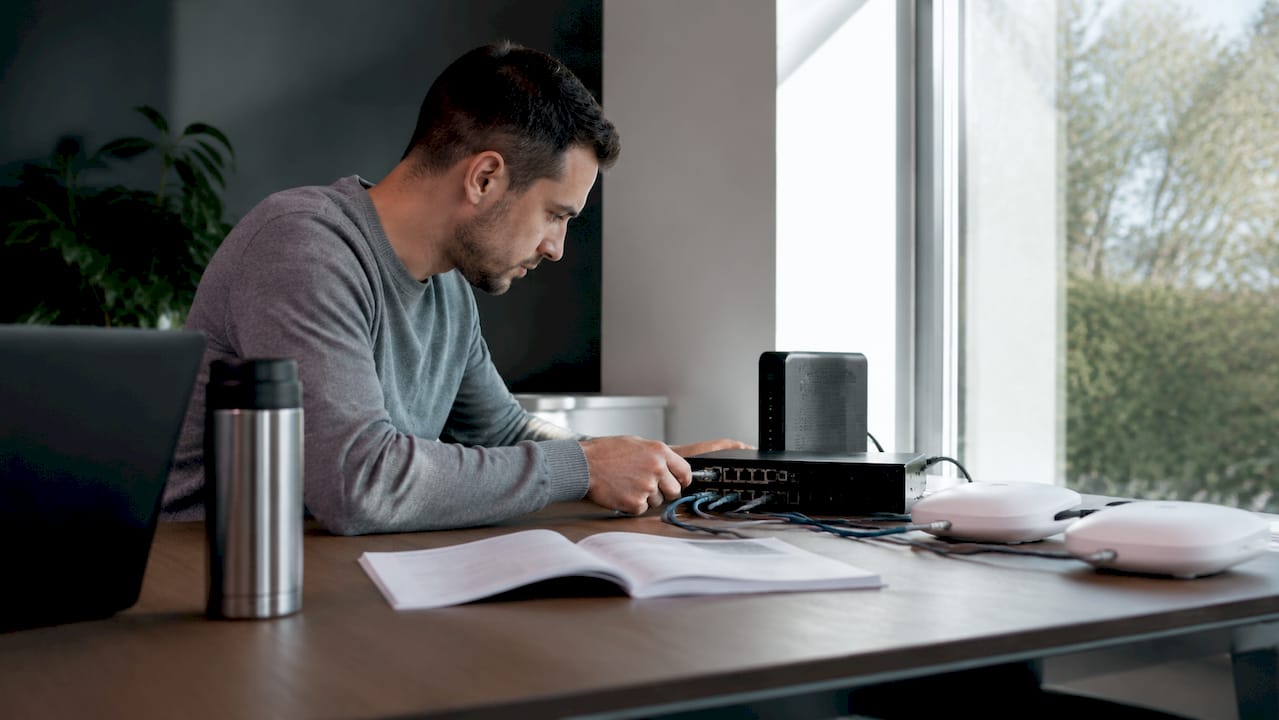 Een IT-specialist zorgt voor de inrichting en het beheer van zakelijke netwerkapparatuur.