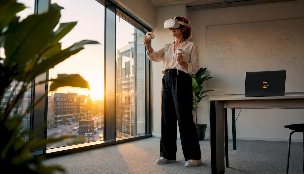 Ondernemende vrouw zet virtual reality in om haar trainingen te verbeteren.