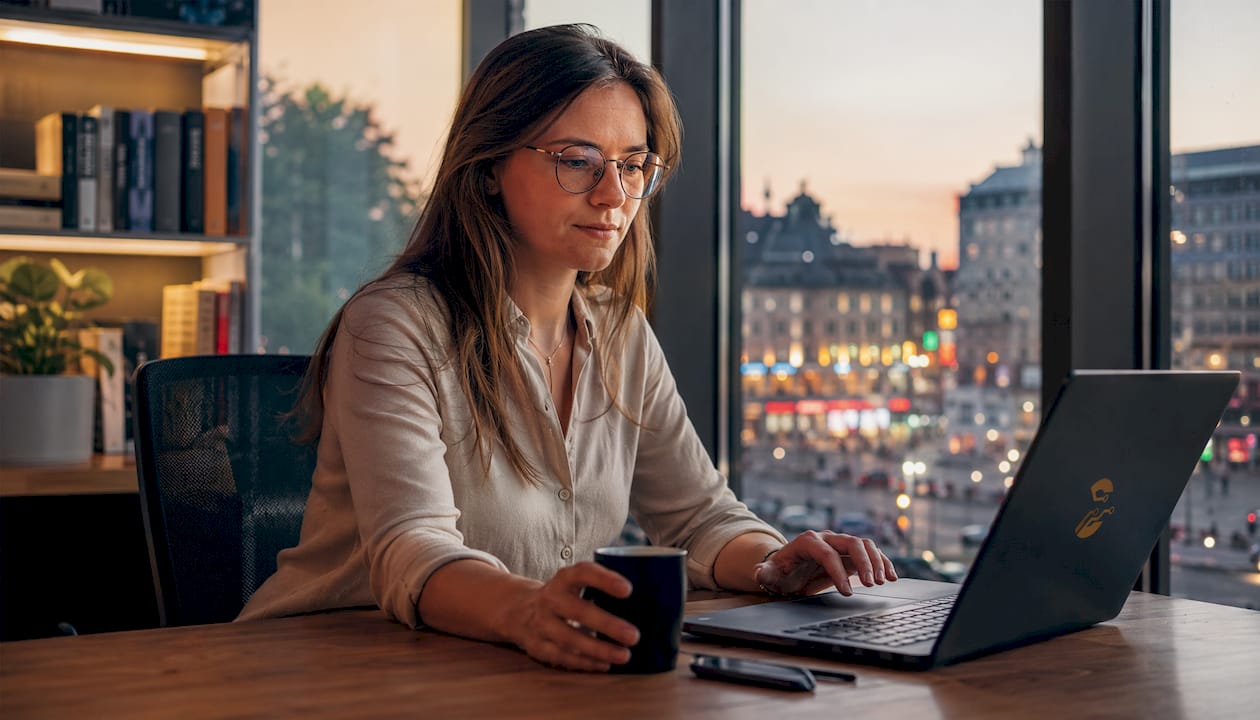 IT-specialist verhelpt computerproblemen op kantoor
