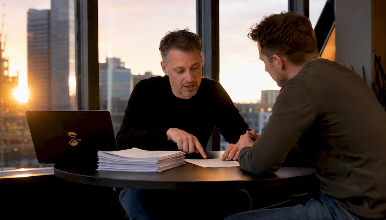 Een IT-specialist licht de documentatie rondom patchbeheer toe.