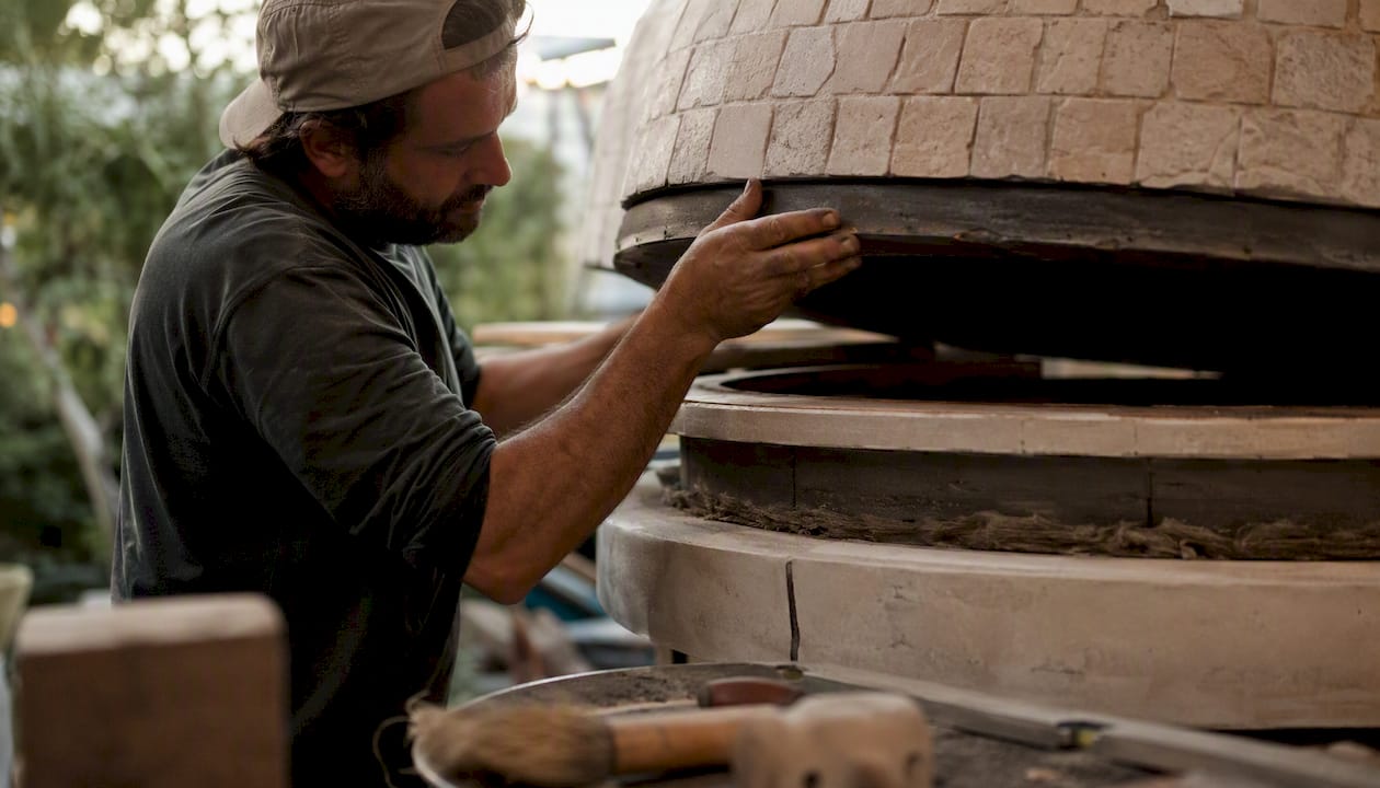 Installatore che posiziona la cupola di un forno pizza napoletano