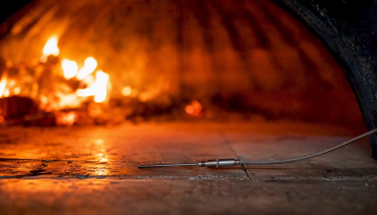 Thermocouple measuring oven floor temperature