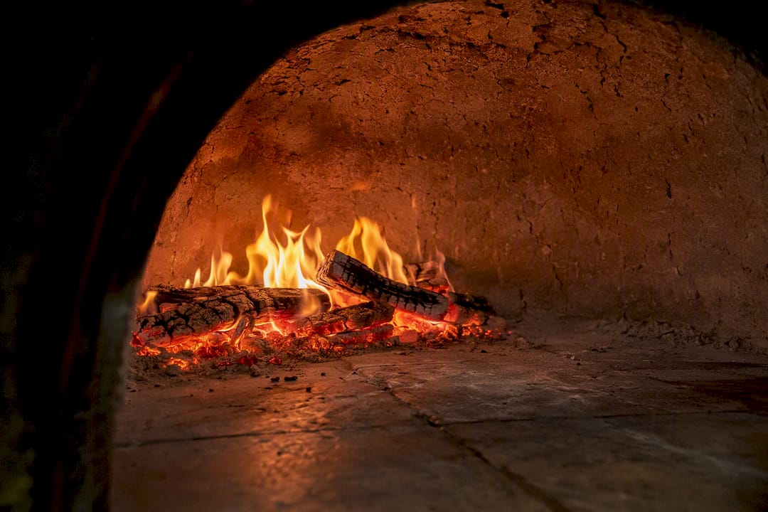 Infrared flame inside Neapolitan pizza oven hearth