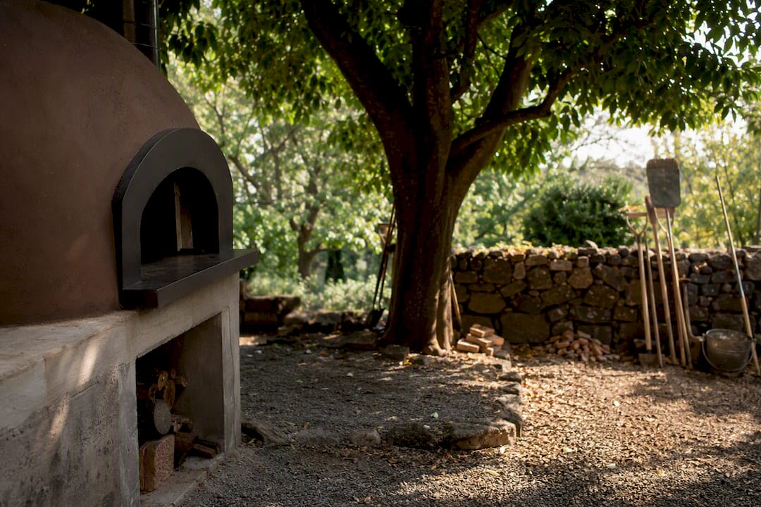 Seitenansicht eines Pizzaofens in sicherem Abstand im Freien
