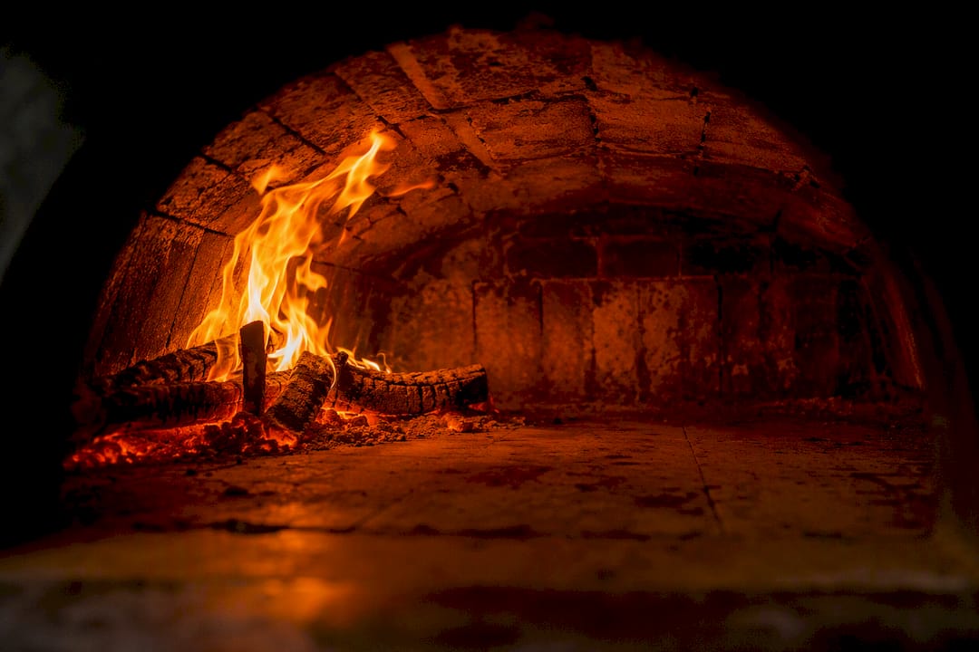 Glühende Glut und Flammen in einem Pizzaofen