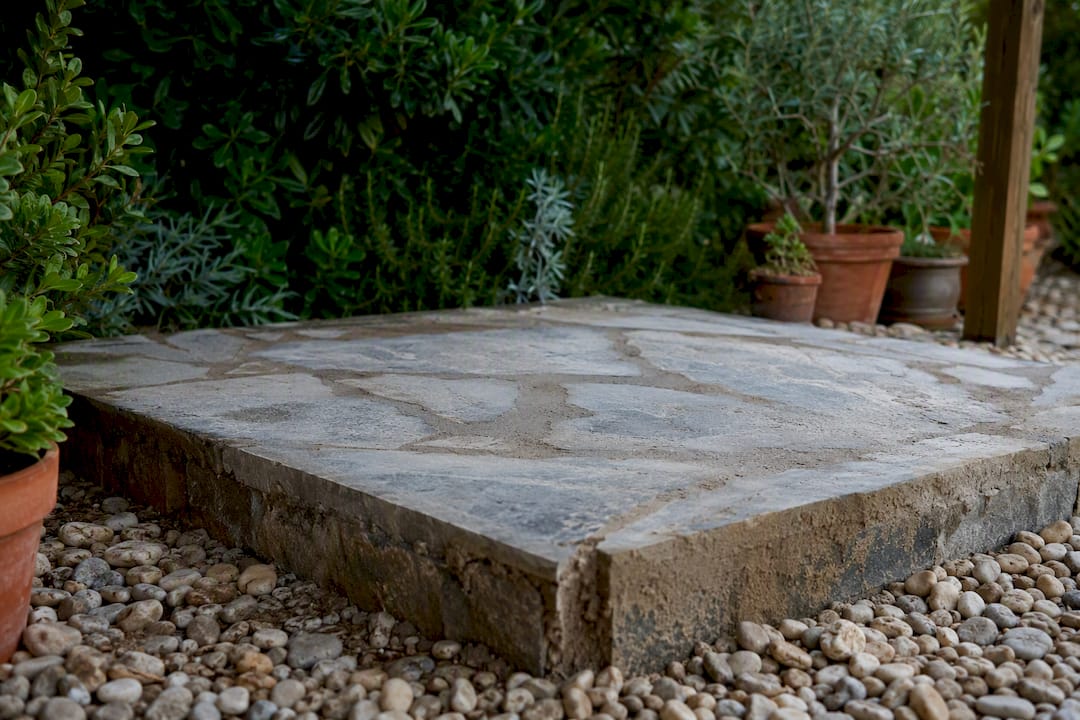 Betonsockel vorbereitet für die Installation eines Pizzaofens im Freien