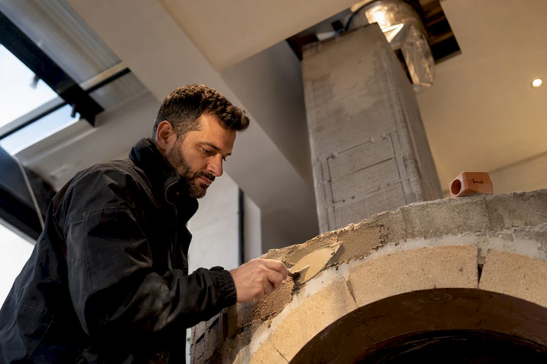 Handwerker baut Ofen in Pizzeria