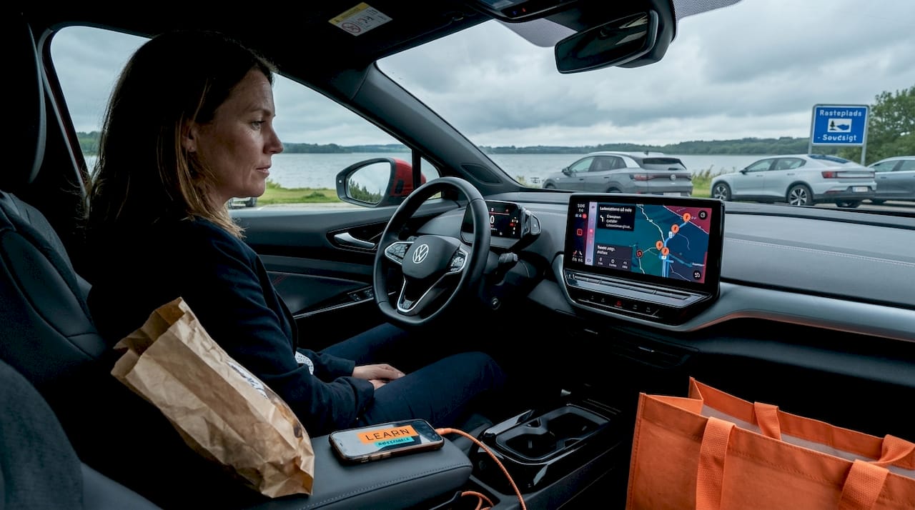 Kvinde forbereder opladningspause til sin elbil