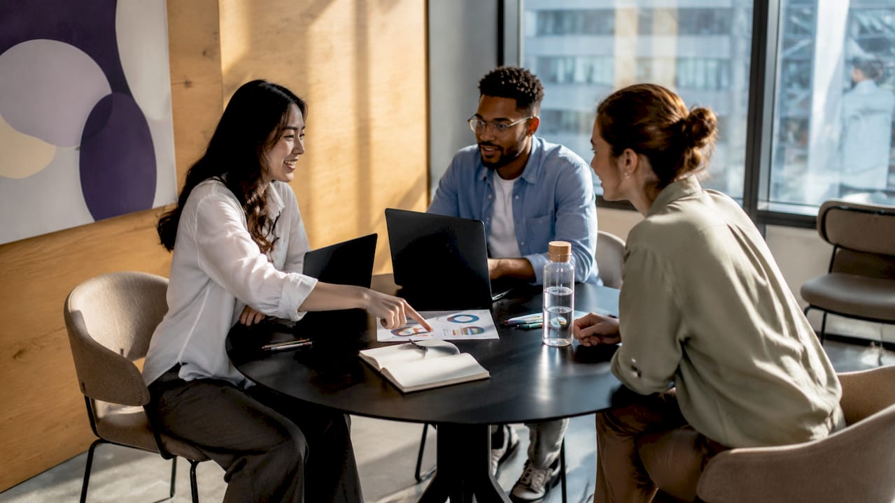 Les experts du marketing et des ventes en séance de travail