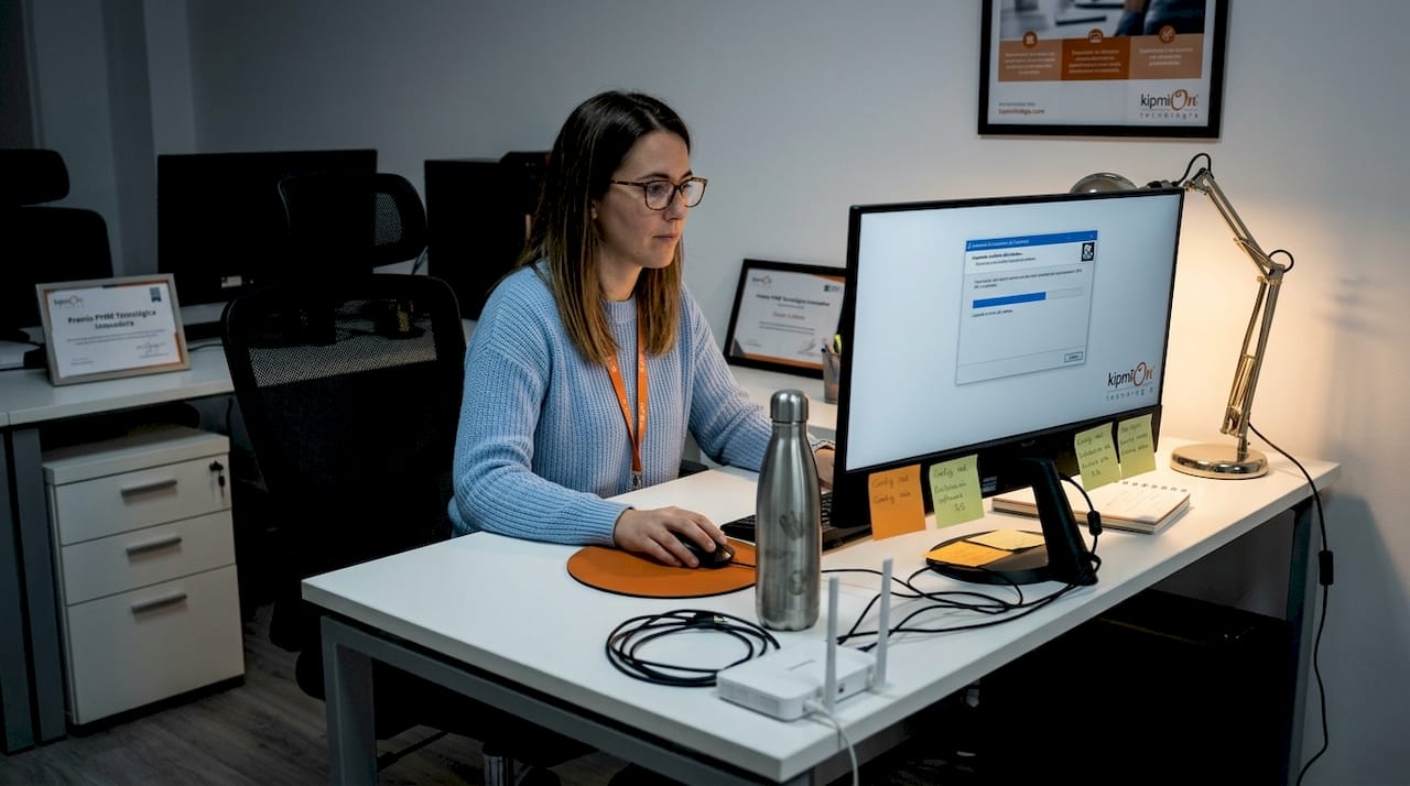 Especialista implementando un software de inteligencia artificial en una pequeña empresa