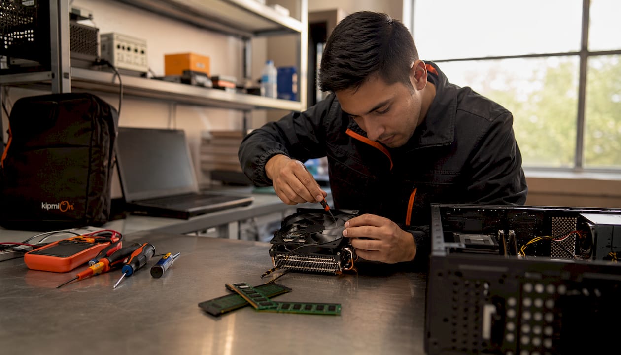 Mesa de trabajo equipada con herramientas y piezas de hardware