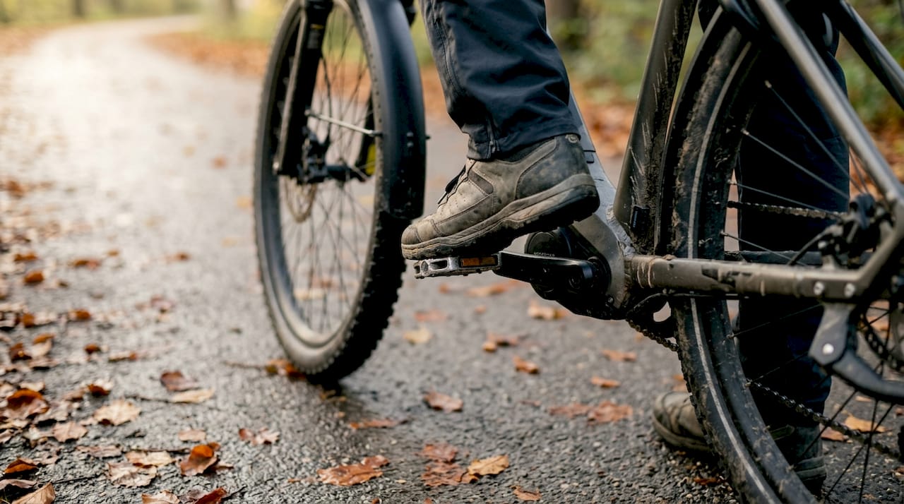 De hand bedient het pedaal en de sensor van de pedelec.