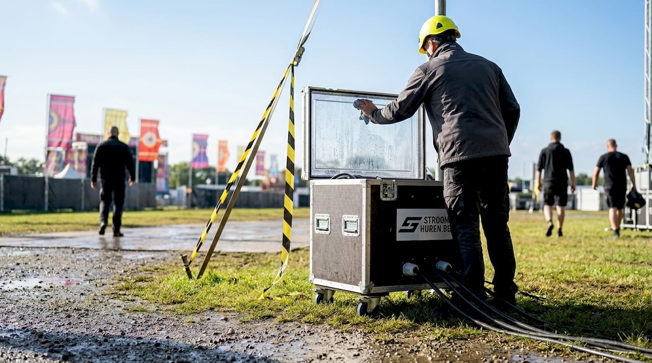 Controle van de mobiele stroomverdeler op het evenemententerrein