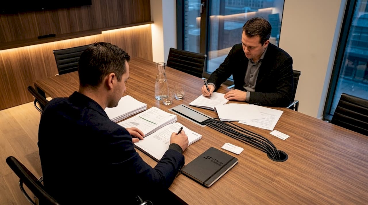 Experts die verschillende energiecontracten voor evenementen naast elkaar leggen om de beste optie te vinden.