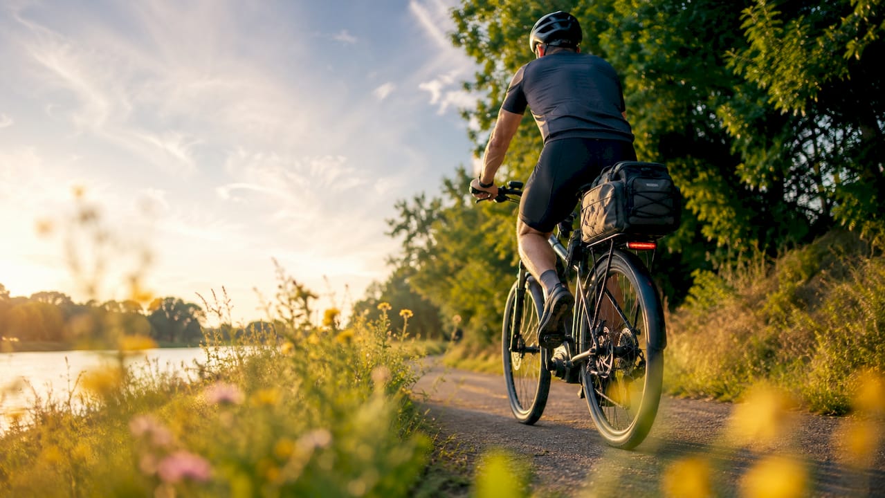 Een fietser geniet van een ritje op een O2feel e-bike door een stadspark.