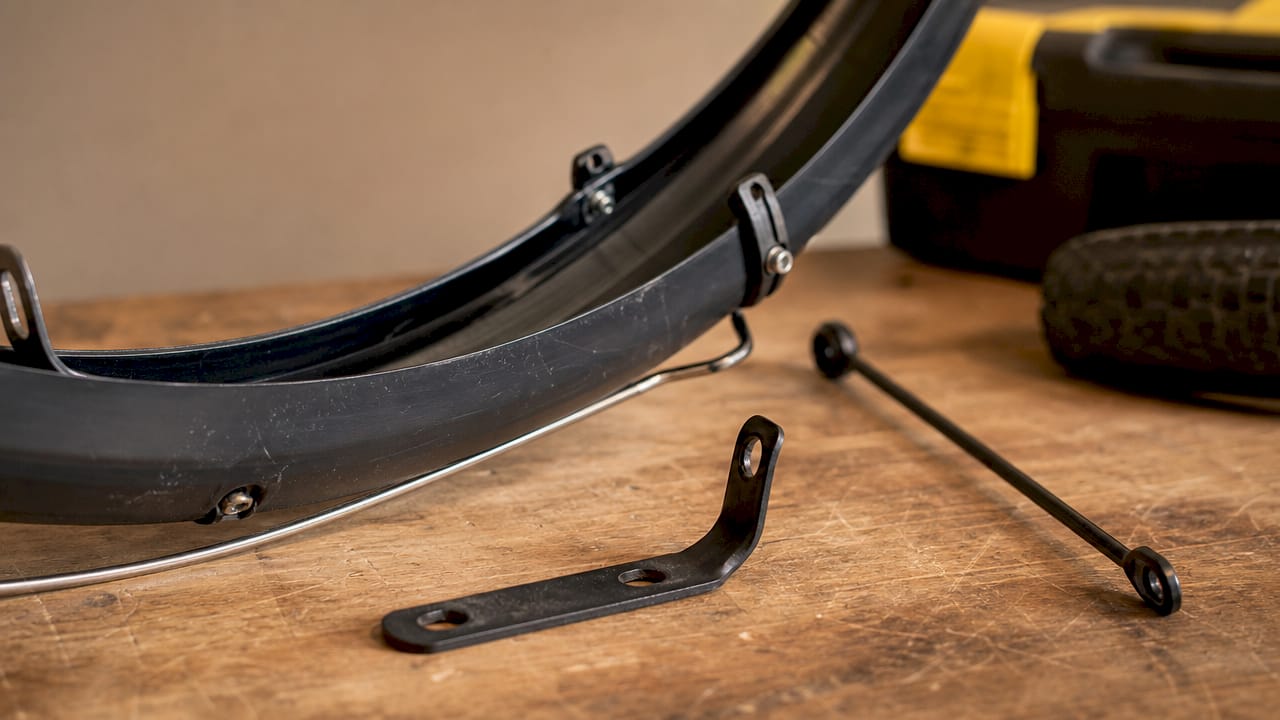 Detailfoto van de bevestiging van het spatbord op een fiets