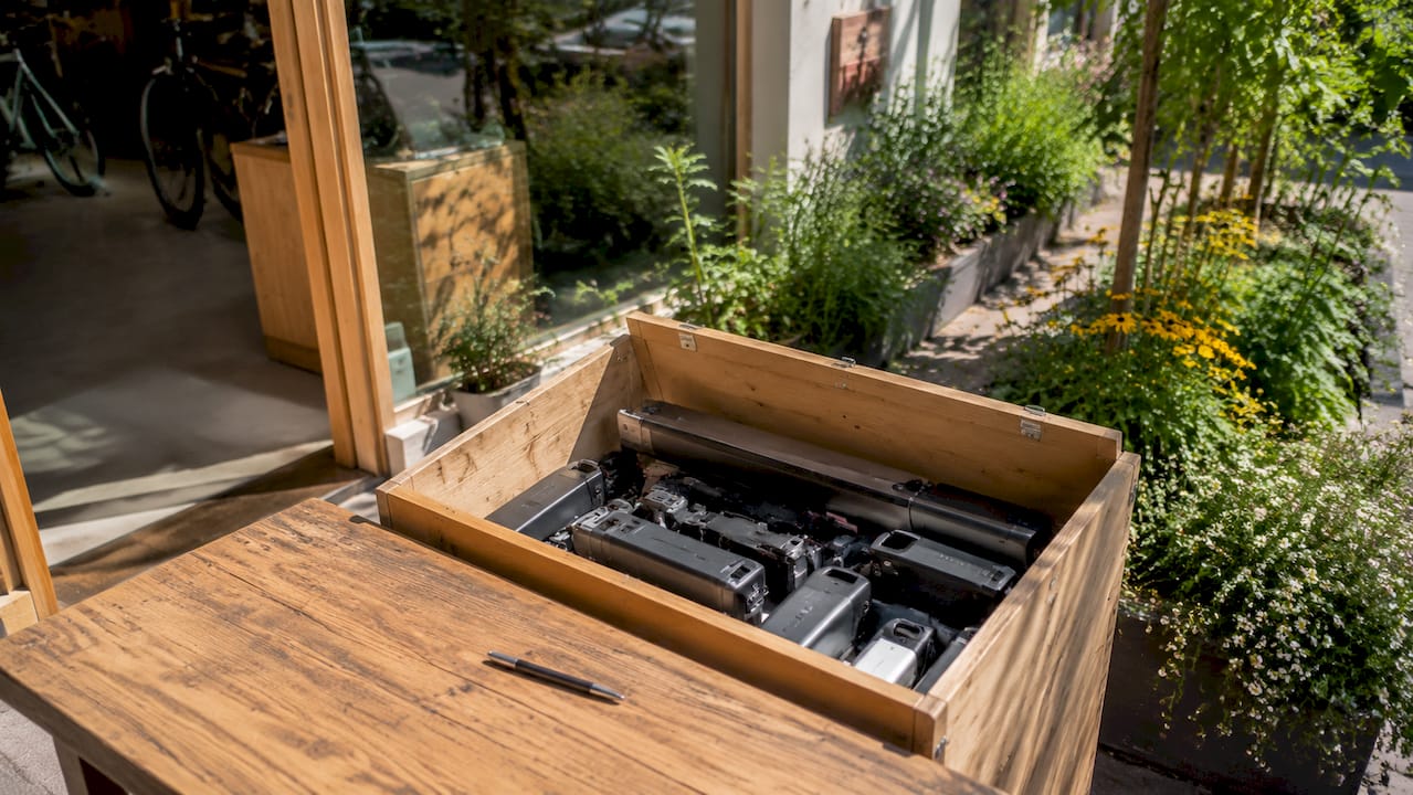Lever je oude fietsaccu in bij de inzamelbox in de fietsenwinkel.