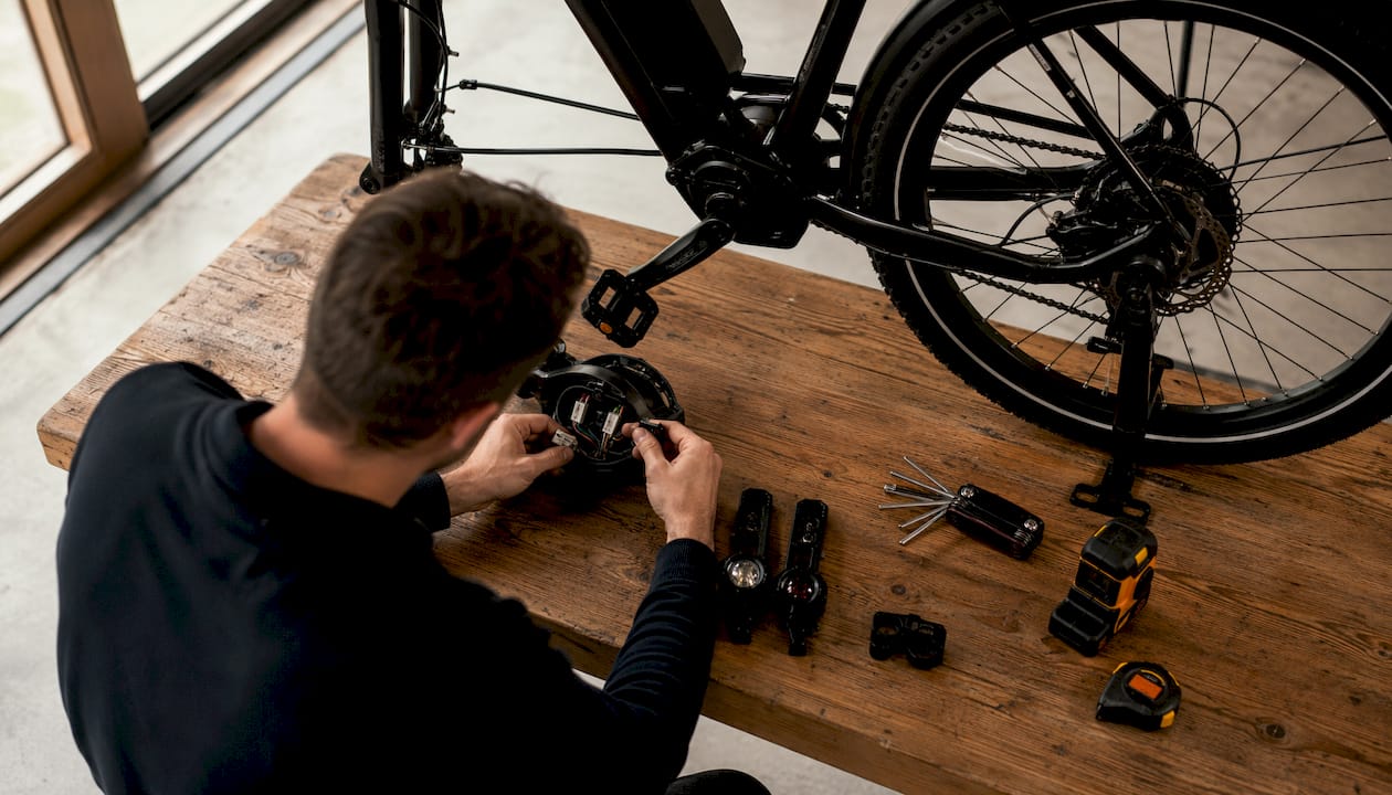 Iemand opent de motorbehuizing om de sensor te controleren.