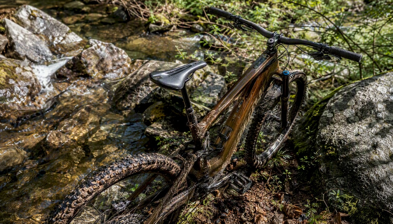 De Specialized Levo 4 e-mountainbike in actie op ruig, rotsachtig terrein