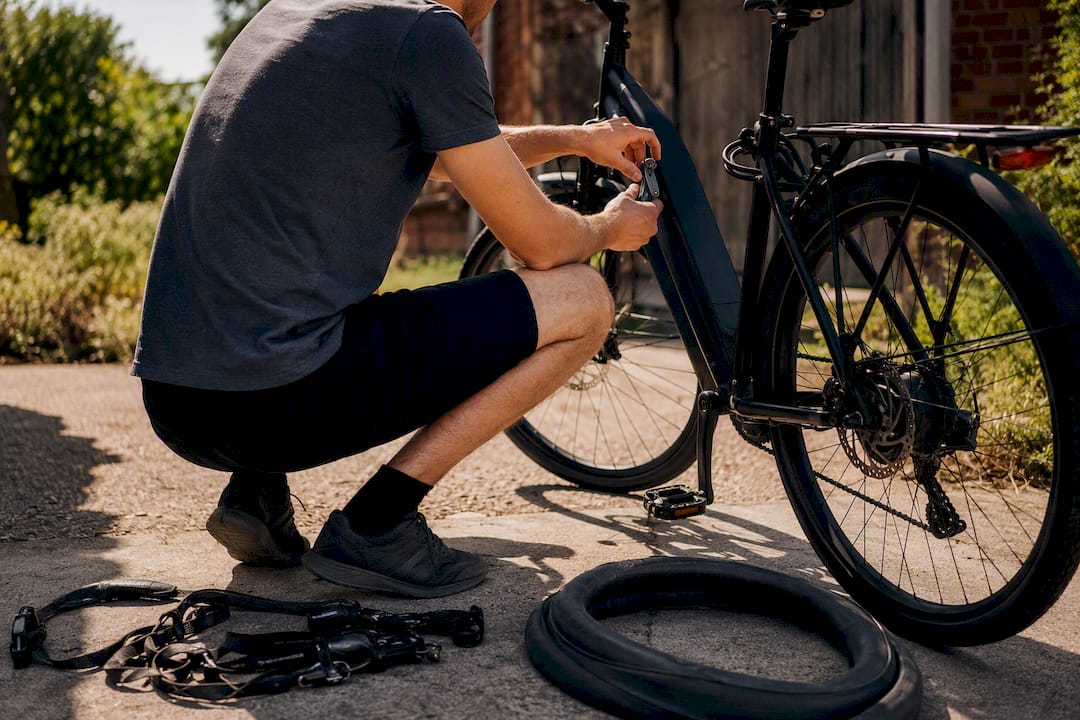 Man van achteren die e-bike klaarmaakt voor vervoer