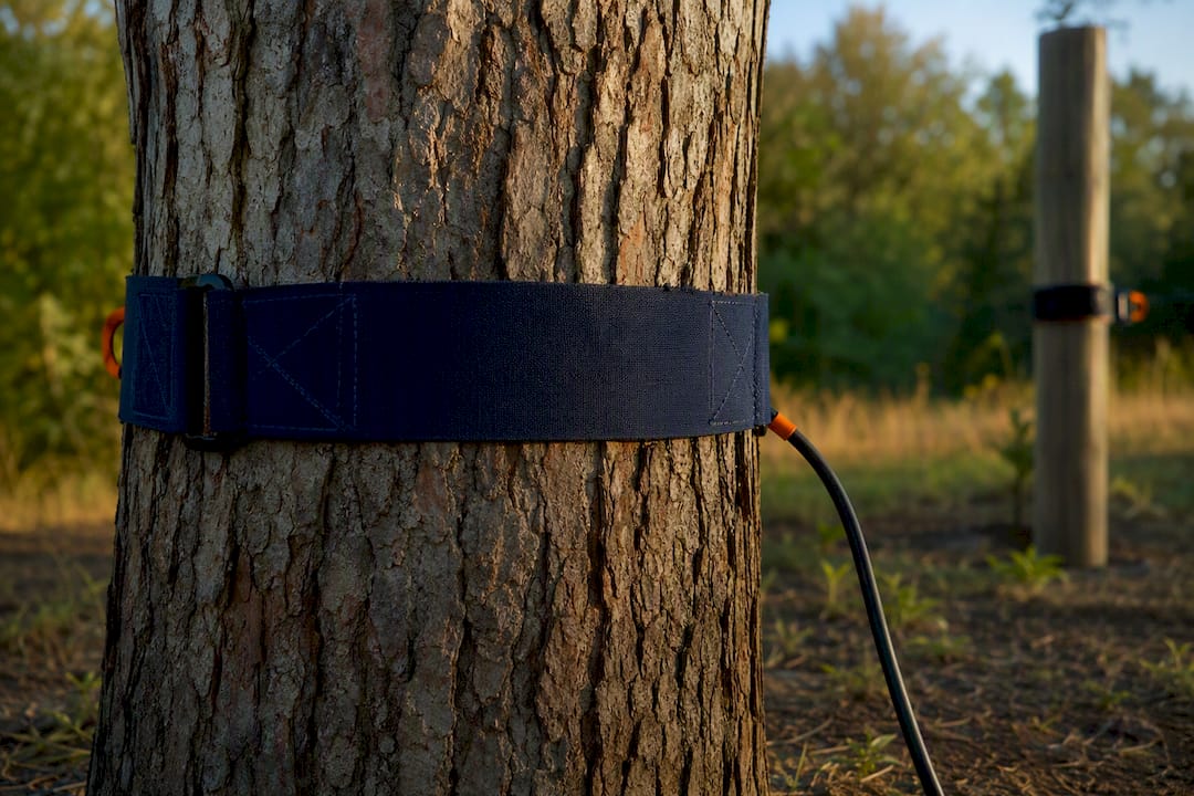 Brede band bevestigt kabel zonder de bast te beschadigen