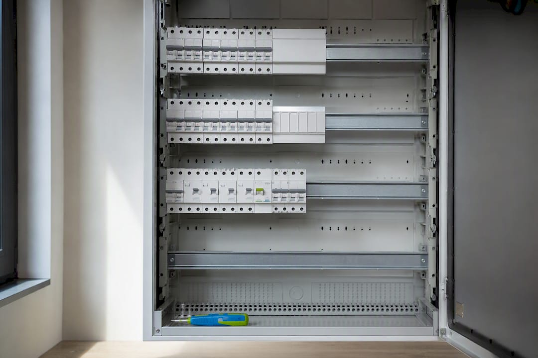 Ruime verdeelkast met ruimte voor DIN-rail