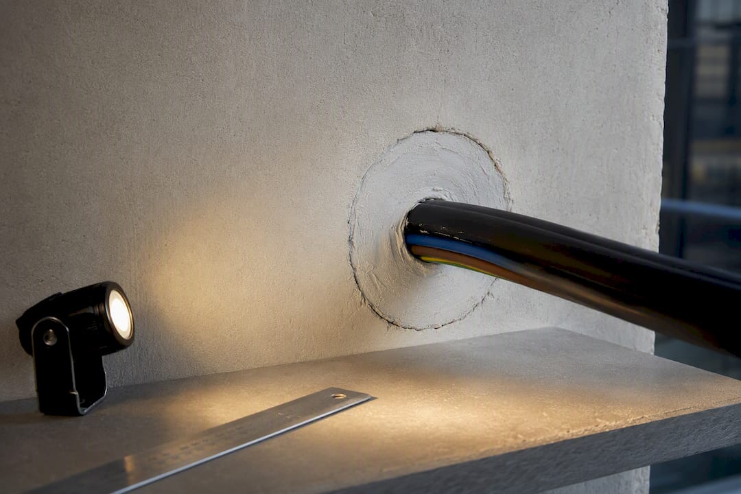 Afgedichte kabeldoorvoer in een brandwerende wand