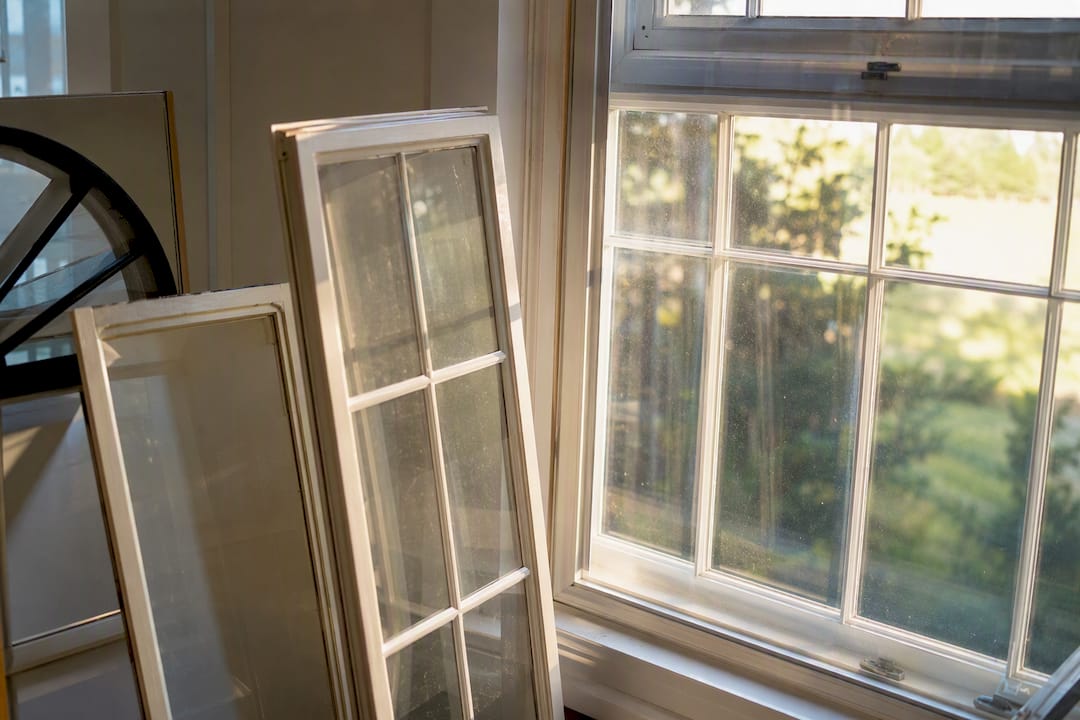 Närbild på olika sorters bostadsfönster med spröjs