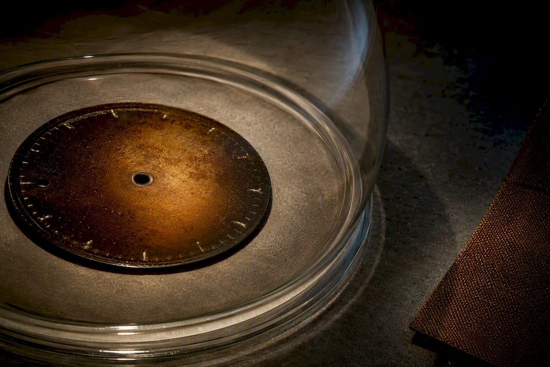 Anonymous tropicalised dial with brown patina