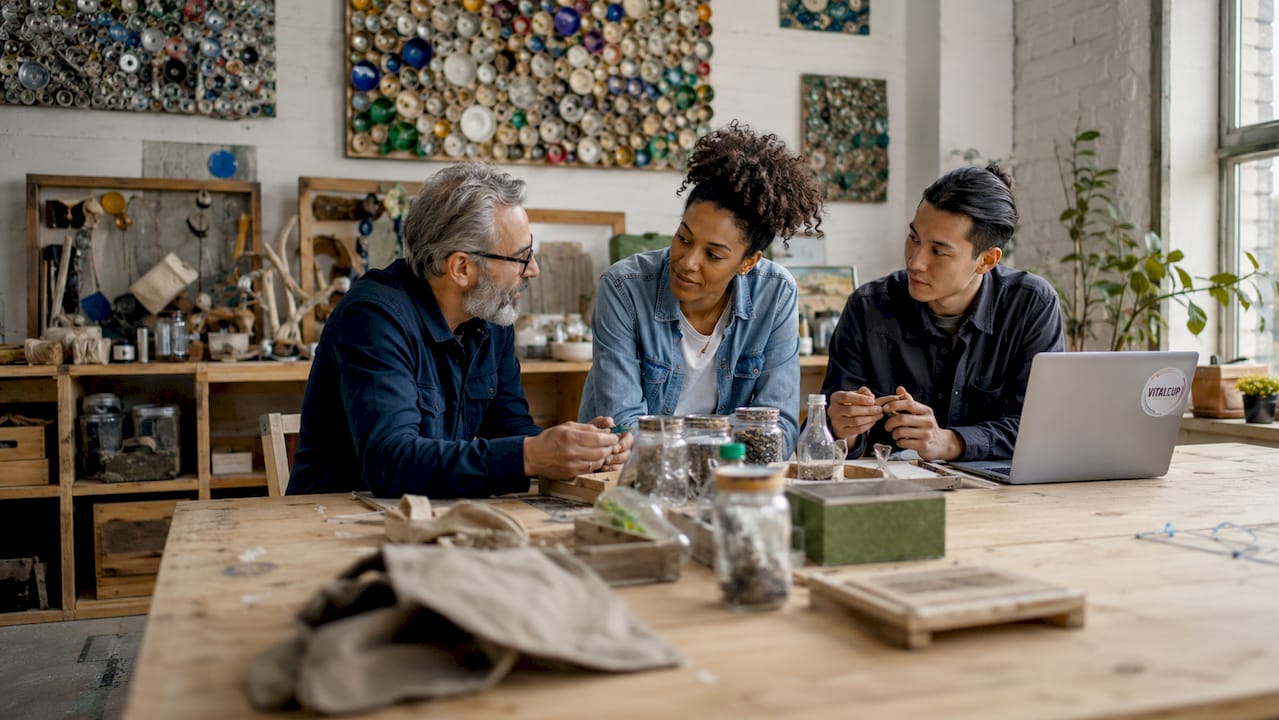 Un groupe échange autour des conséquences du recyclage solidaire