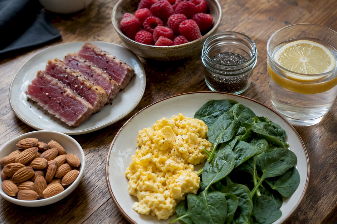 Aliments bons pour le cerveau sur une table en bois