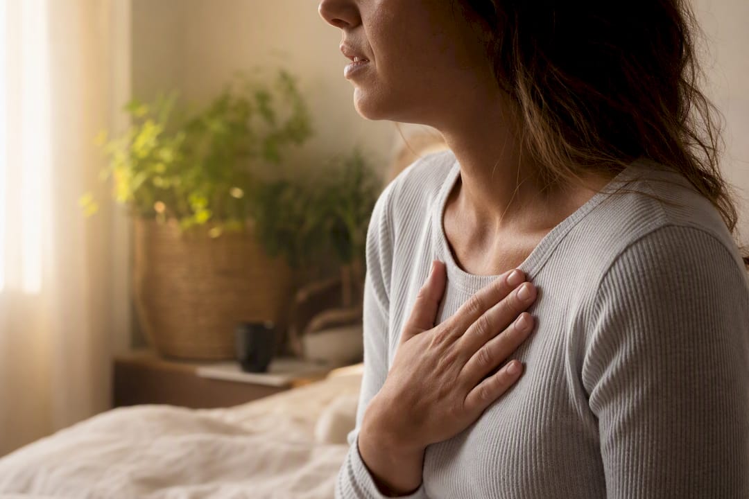 Main posée sur la poitrine pour indiquer des palpitations