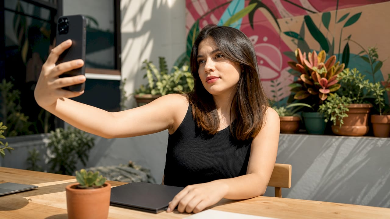 Mulher a tirar uma fotografia para fazer o teste de análise de cores
